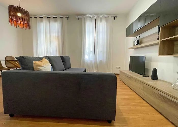 Hostourist Fira Plaza Espana 3 Rooms
